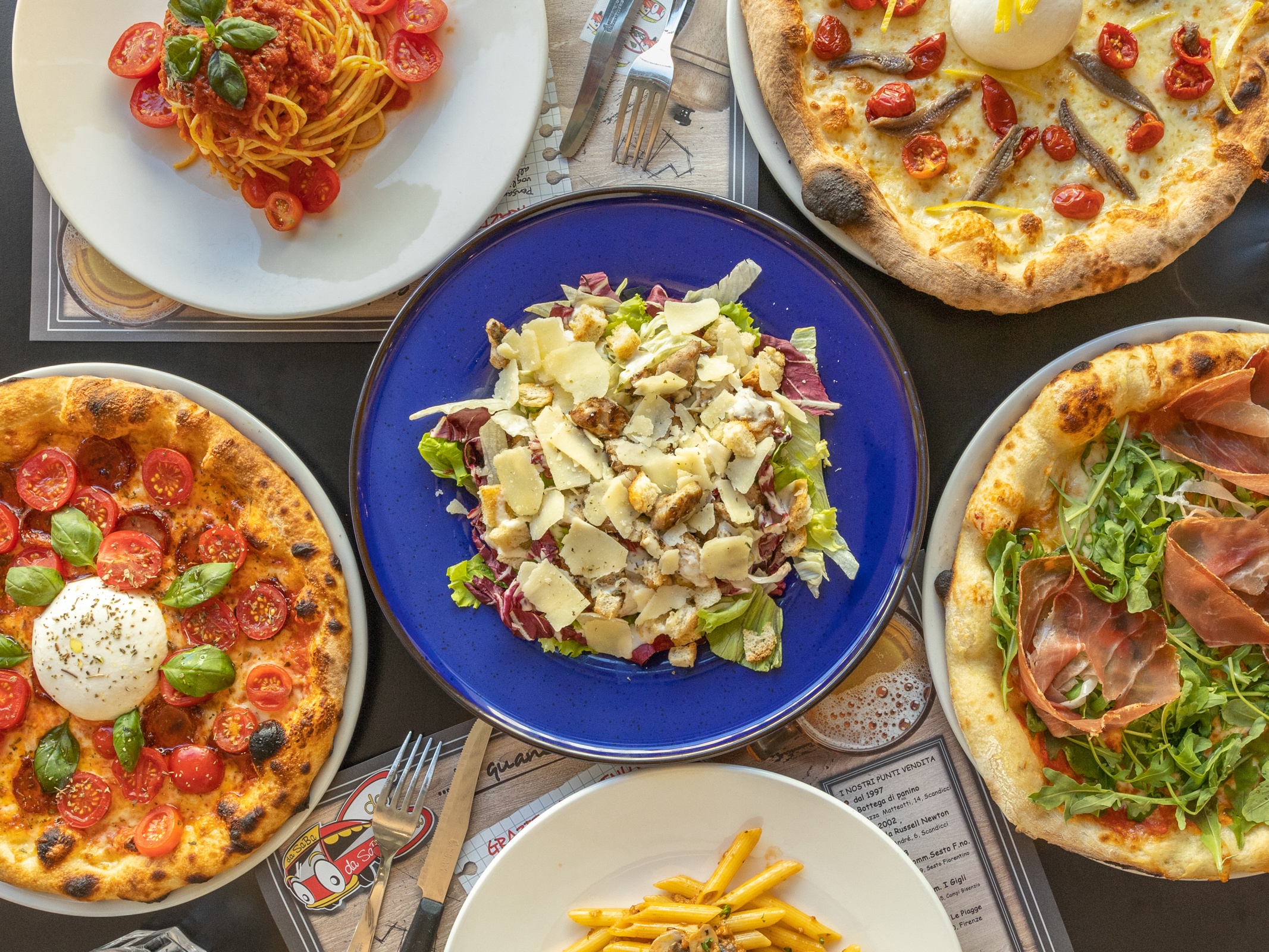 Tavola Da Saba con pizze, primi e focacce servite al locale I Gigli